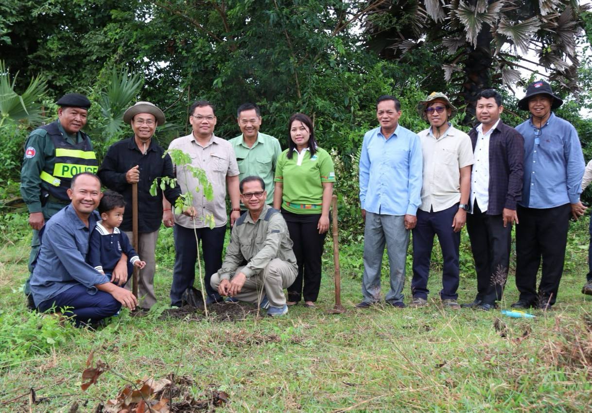 leads citizens and students to plant more